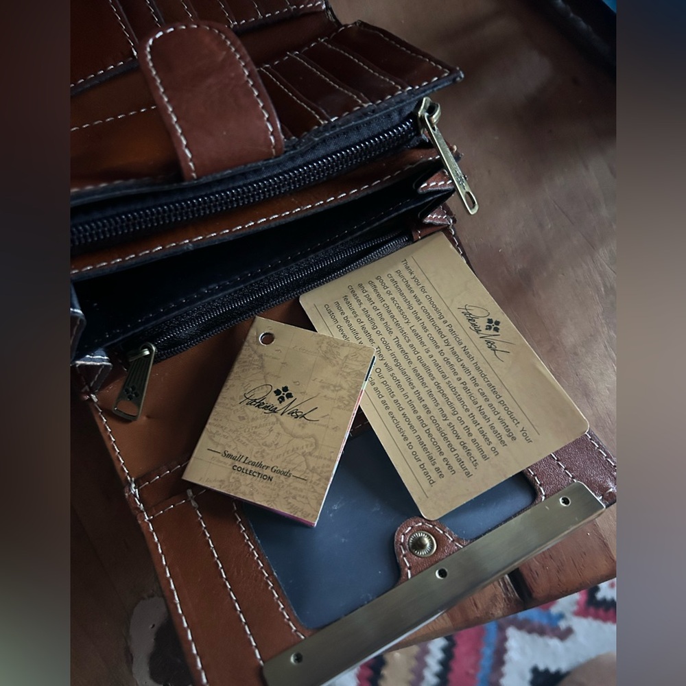 Patricia Nash new with authentic papers.
Folding, zipping & multiple pockets.